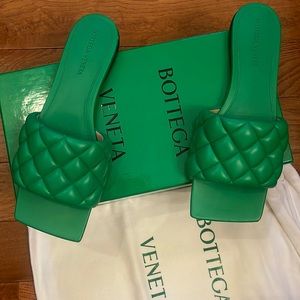 NIB Bottega Veneta padded sandal parakeet